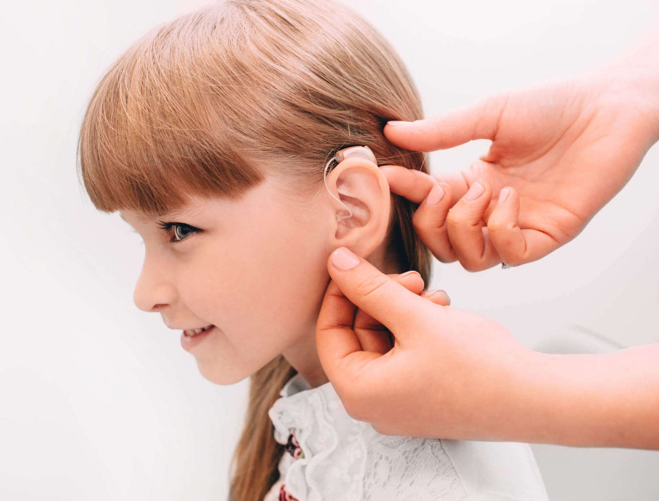 Eingesetztes Hörgerät bei Kind
